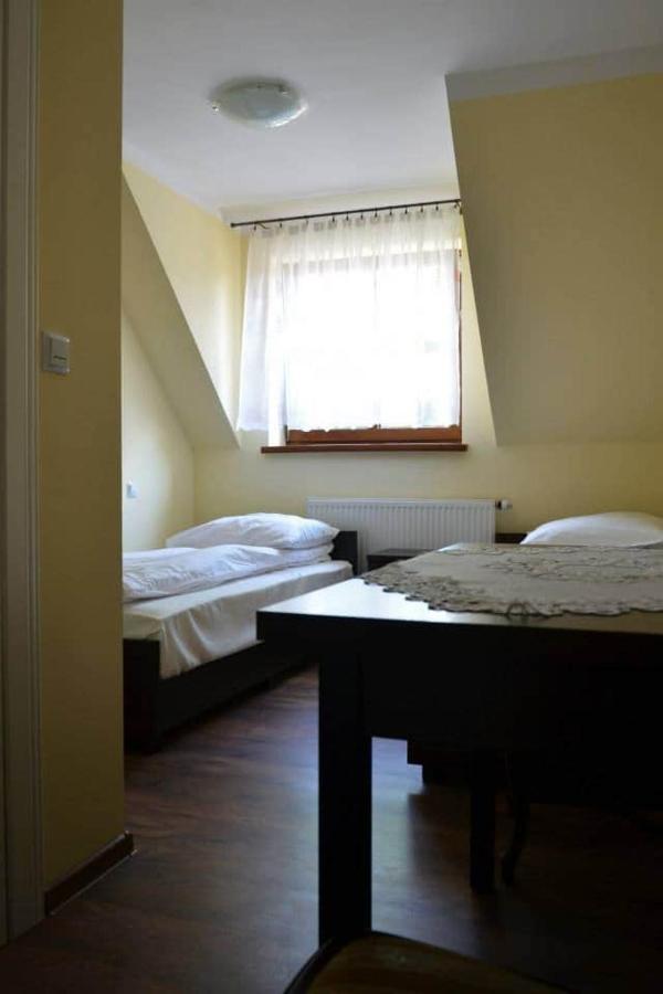 Pokoje Goscinne W Ratuszu Ogrodzieniec Exterior foto