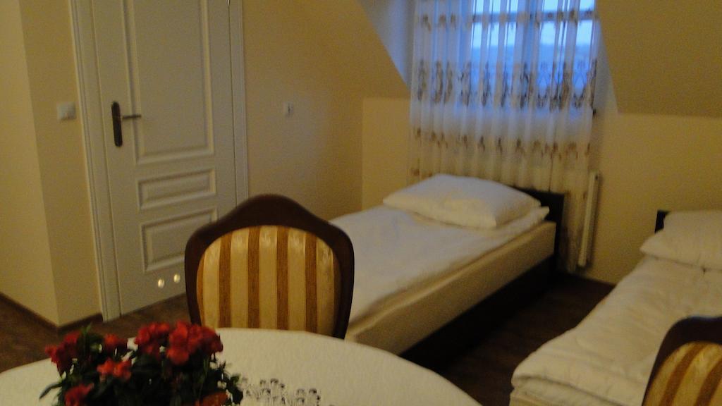 Pokoje Goscinne W Ratuszu Ogrodzieniec Zimmer foto