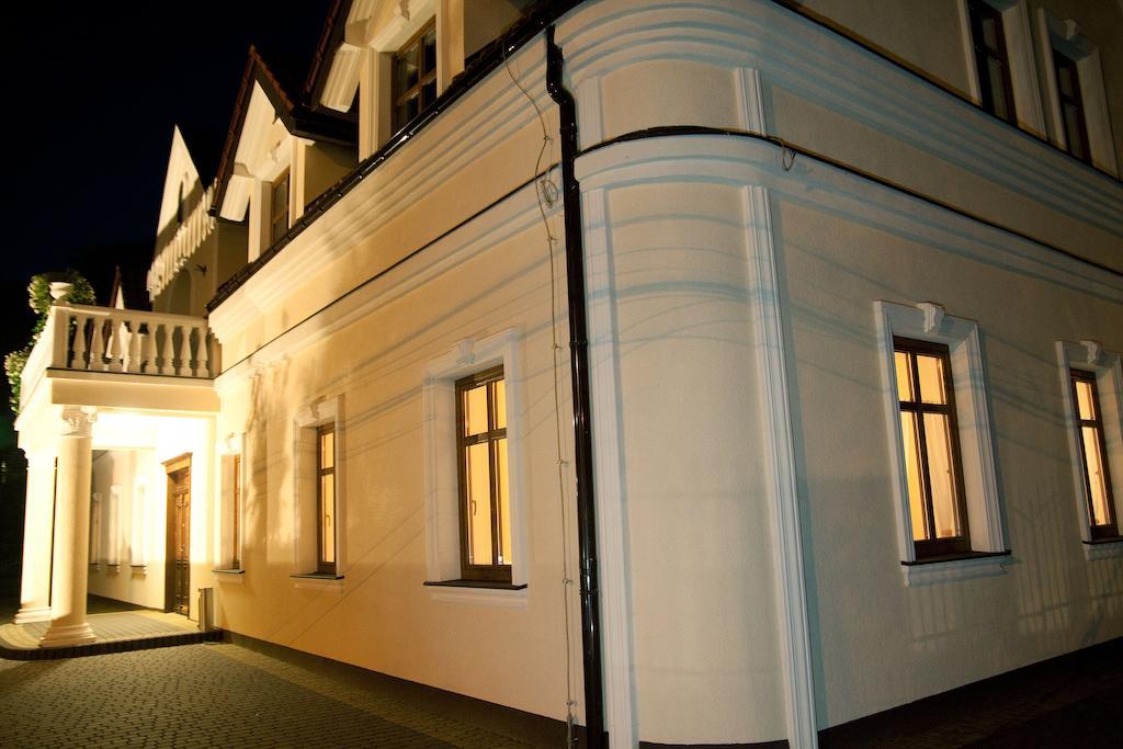 Pokoje Goscinne W Ratuszu Ogrodzieniec Exterior foto