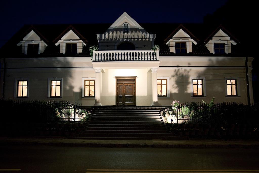 Pokoje Goscinne W Ratuszu Ogrodzieniec Exterior foto