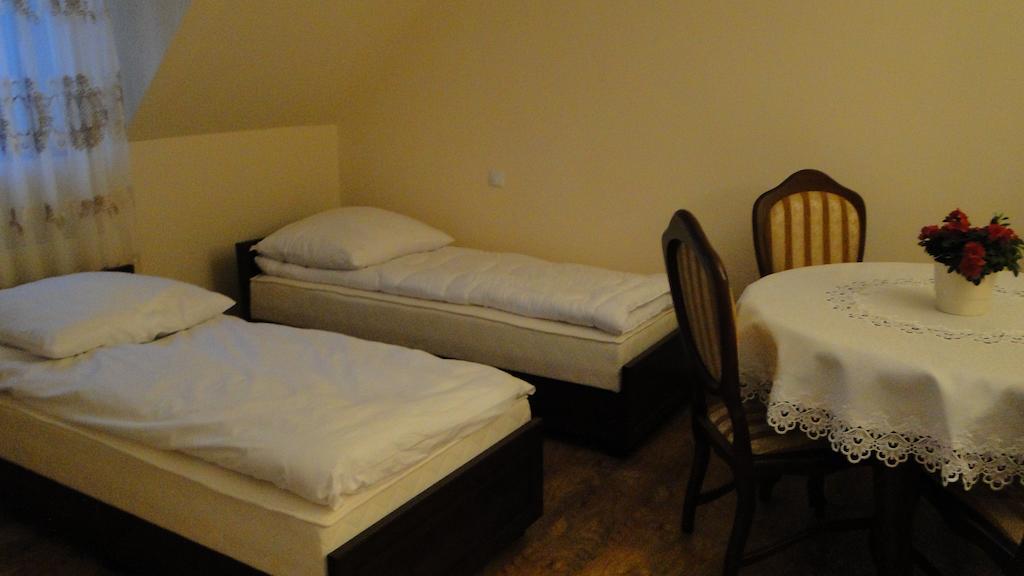 Pokoje Goscinne W Ratuszu Ogrodzieniec Zimmer foto