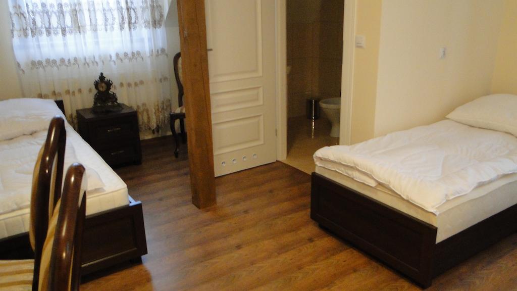 Pokoje Goscinne W Ratuszu Ogrodzieniec Zimmer foto