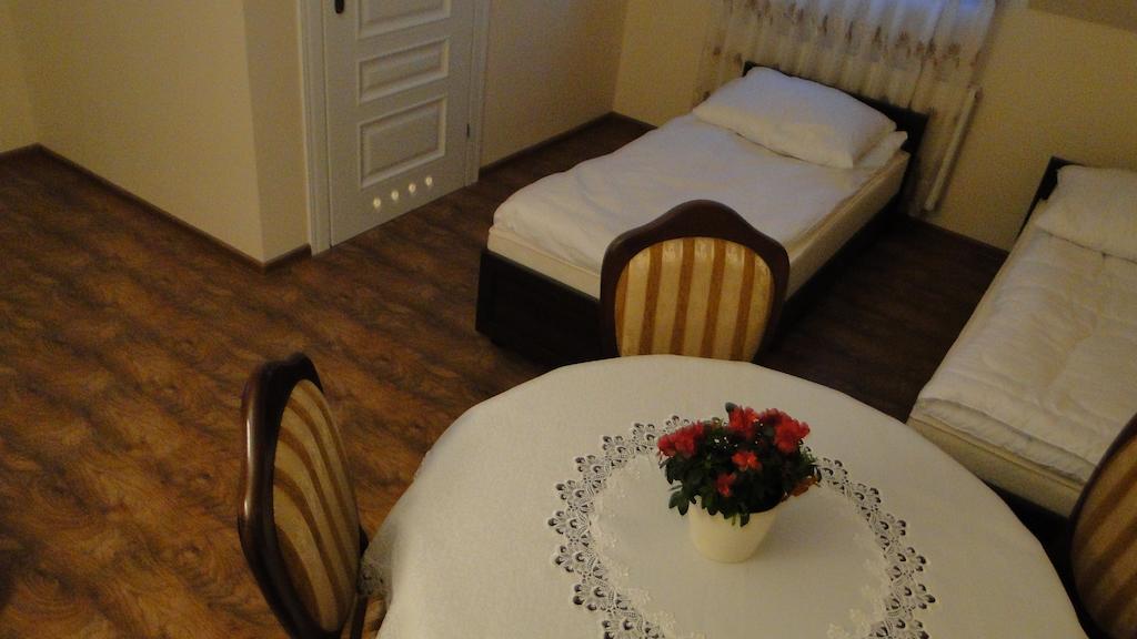 Pokoje Goscinne W Ratuszu Ogrodzieniec Zimmer foto