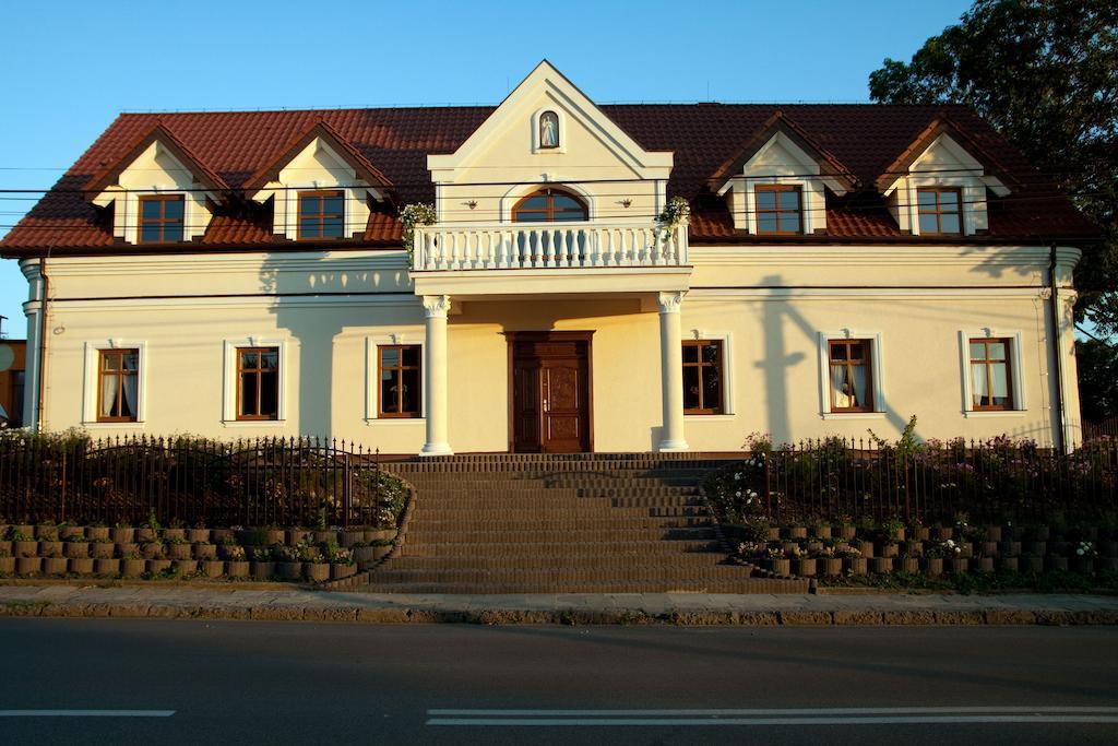 Pokoje Goscinne W Ratuszu Ogrodzieniec Exterior foto